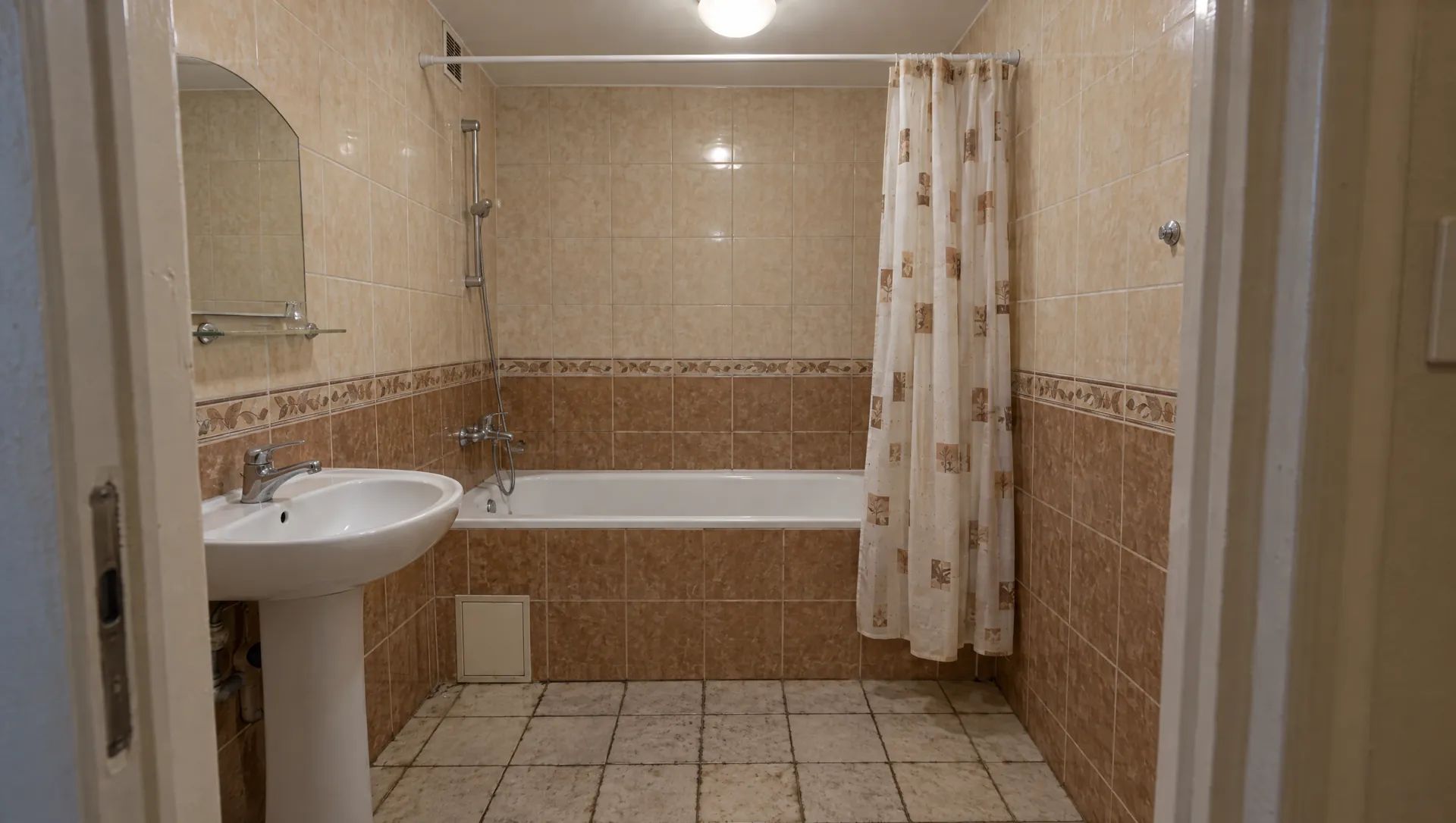 Koupelna před renovací: staré béžové obklady s bordurou a vana, podklad pro mikrocement bez bourání